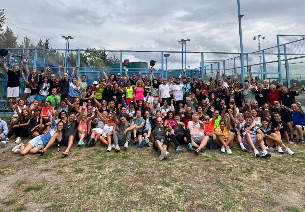 Jugadores reunidos en las pistas de pádel de Navalmoral