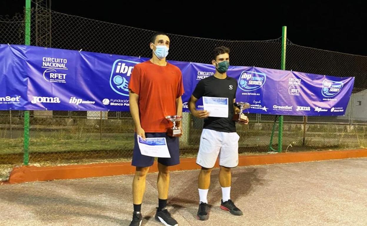 Entrega de premios de un torneo de tenis celebrado en Navalmoral